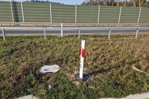 20250310_km 20_wykonywanie oznakowania pionowego.jpg