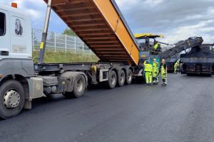 Układanie warstwy ścieralnej w Troszynie  (3).jpg