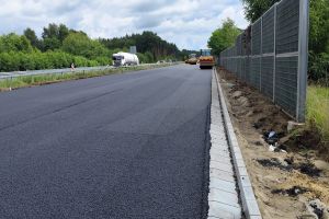 Układanie warstwy ścieralnej w Troszynie  (1).jpg