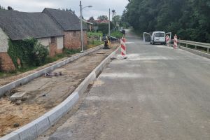 Wykonywanie podbudowy pod chodnik na Z08.jpg