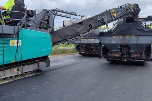 Układanie warstwy ścieralnej w Troszynie  (2).jpg